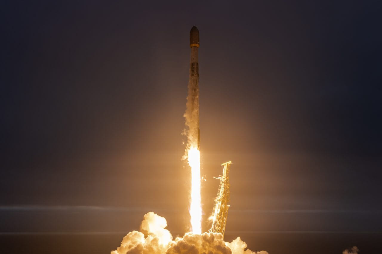 衛星の大量打ち上げによる汚染物質が、上層大気に急速に蓄積していることが推定される
