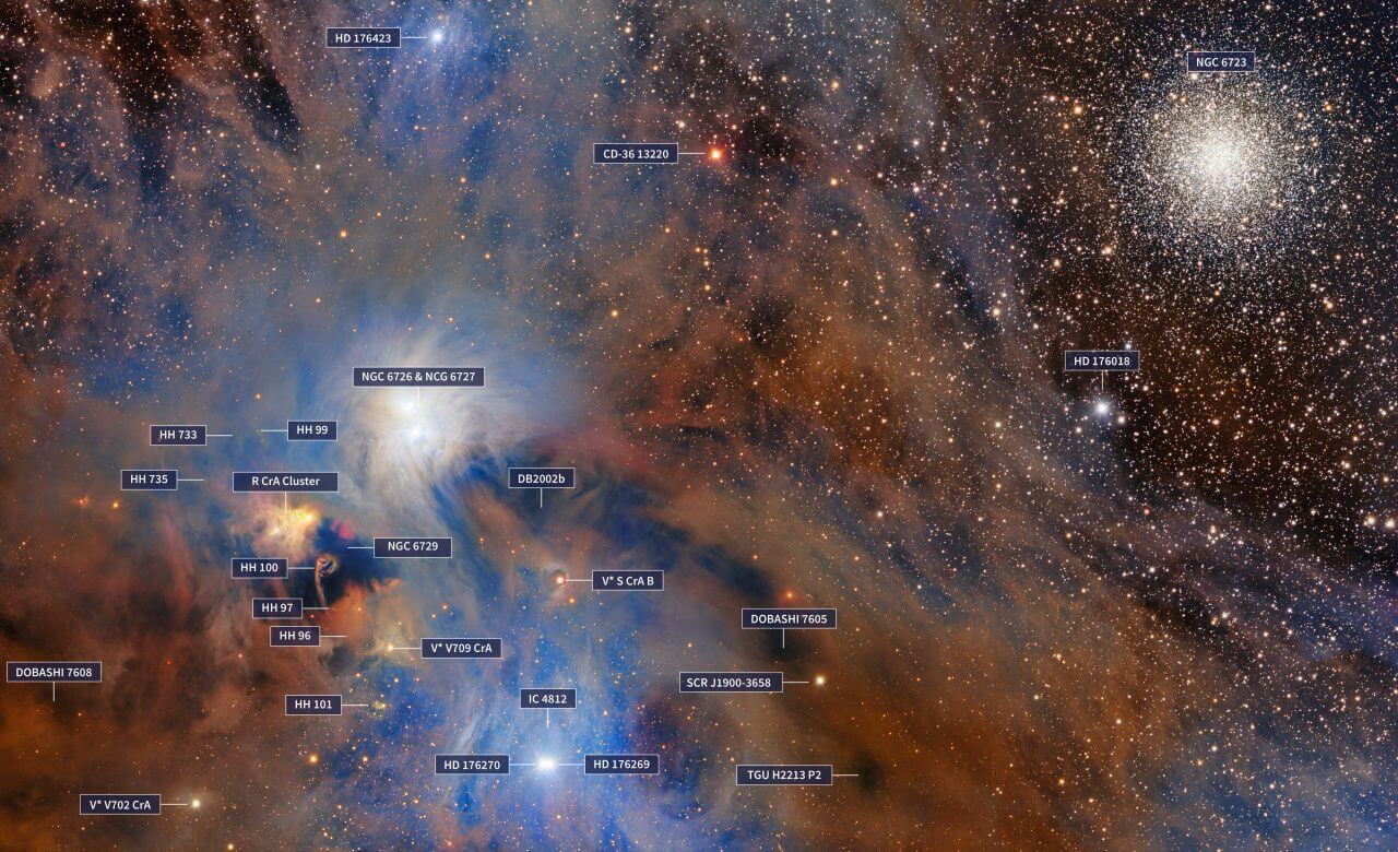 名画のように美しい星形成領域 ダークエネルギーカメラが捉えた「みなみのかんむり座分子雲」 2 ブランコ4m望遠鏡のDECam(ダークエネルギーカメラ)で観測した「みなみのかんむり座分子雲」、各天体の名称を追加したバージョン(Credit: Dark Energy Survey/DOE/FNAL/DECam/CTIO/NOIRLab/NSF/AURA; Image processing: R. Colombari & M. Zamani (NSF NOIRLab))