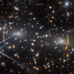 “合体途中”の銀河団が生み出す重力レンズ効果　ウェッブ宇宙望遠鏡が観測した「MACS J0553.4-3342」