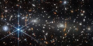 “合体途中”の銀河団が生み出す重力レンズ効果 ウェッブ宇宙望遠鏡が観測した「MACS J0553.4-3342」