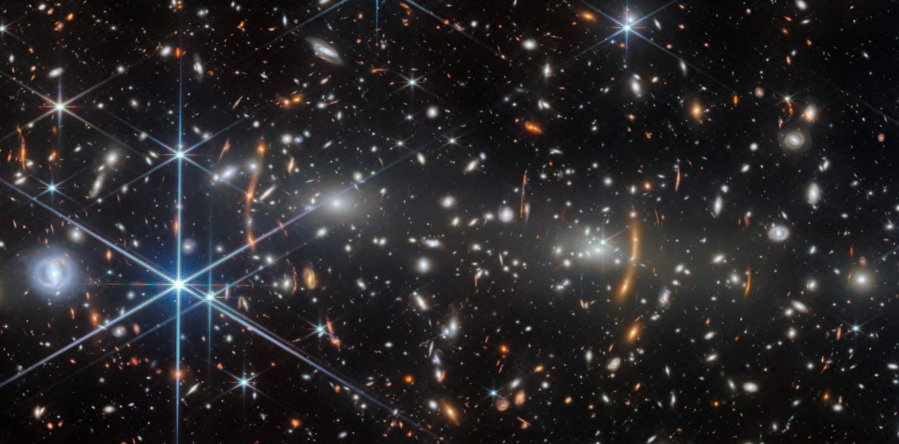 “合体途中”の銀河団が生み出す重力レンズ効果 ウェッブ宇宙望遠鏡が観測した「MACS J0553.4-3342」
