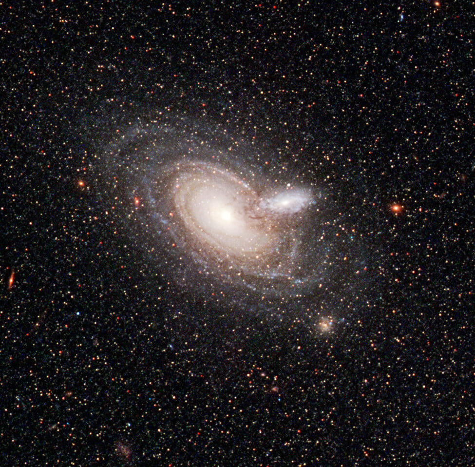 重なる銀河がもたらした偶然の発見 ハッブル宇宙望遠鏡が観測した渦巻銀河「LEDA 198197」