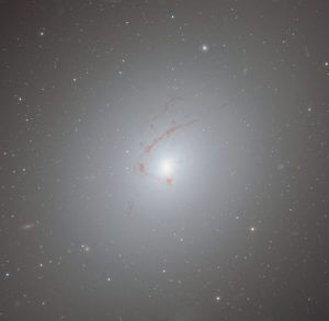 ハッブル宇宙望遠鏡が観測した“ケンタウルス座”の特異な楕円銀河「NGC 4696」