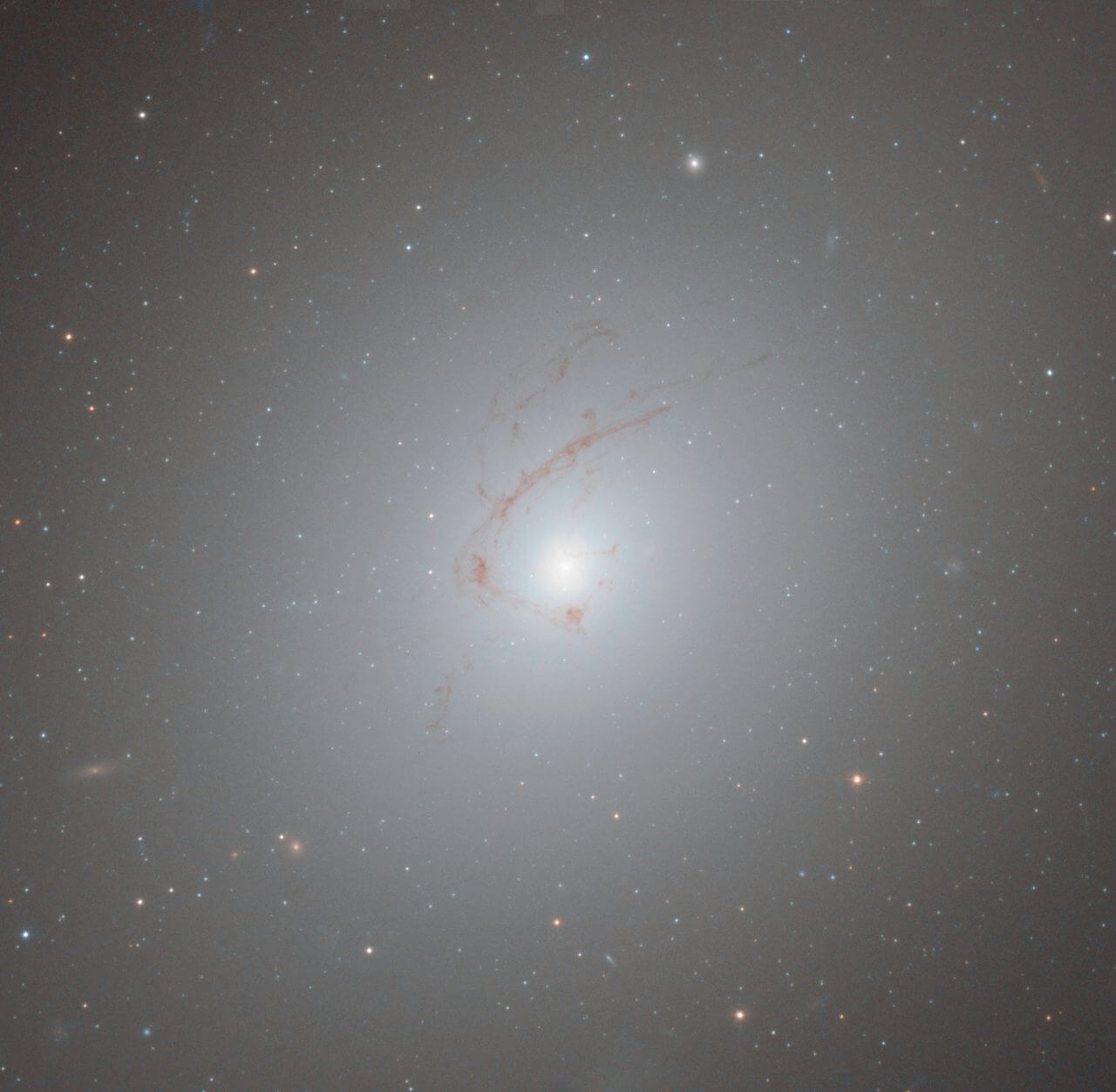 ハッブル宇宙望遠鏡が観測した“ケンタウルス座”の特異な楕円銀河「NGC 4696」