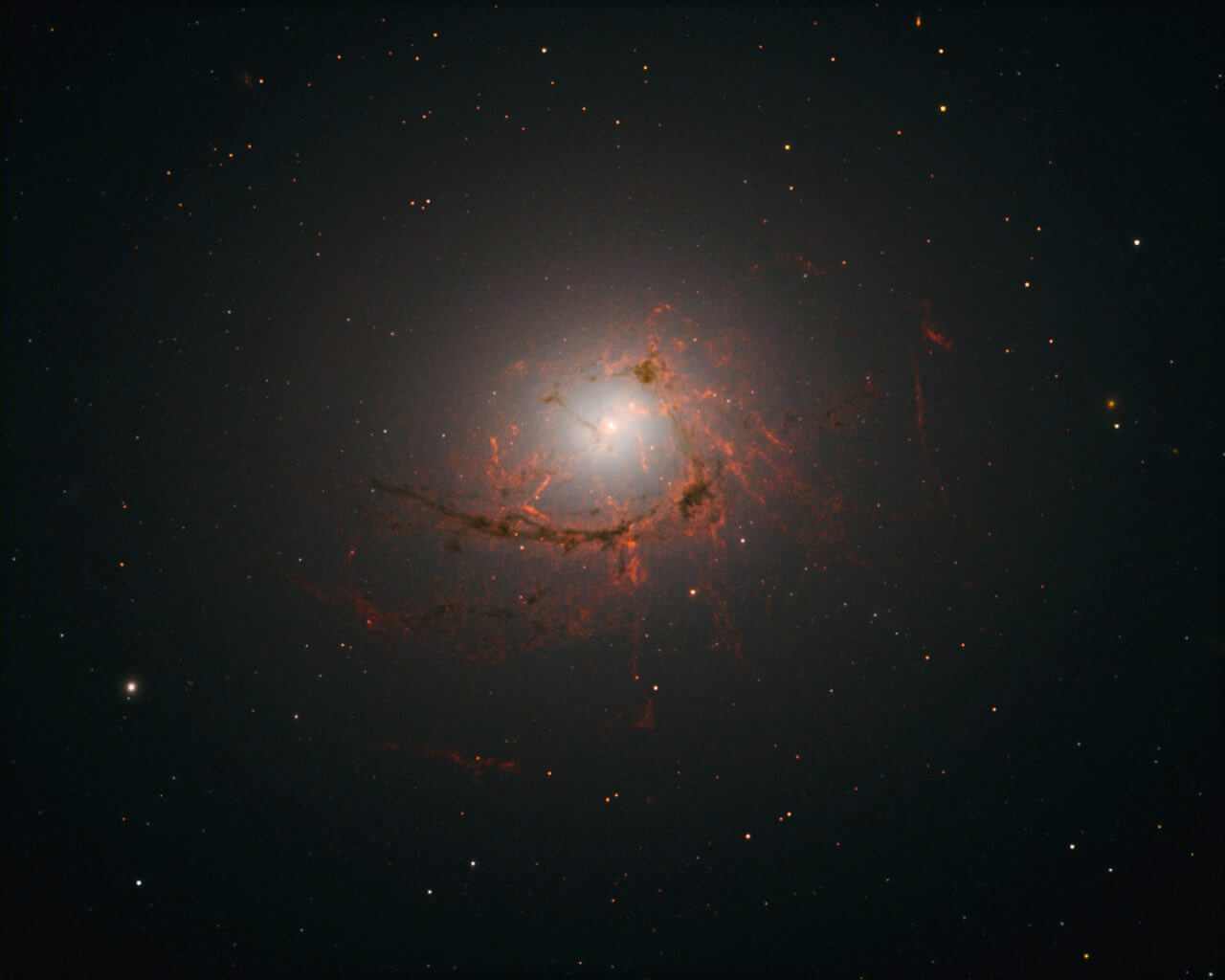 ハッブル宇宙望遠鏡が観測した“ケンタウルス座”の特異な楕円銀河「NGC 4696」 2 ハッブル(Hubble)宇宙望遠鏡が観測した楕円銀河「NGC 4696」の複雑なフィラメント構造(Credit: NASA, ESA/Hubble, A. Fabian)