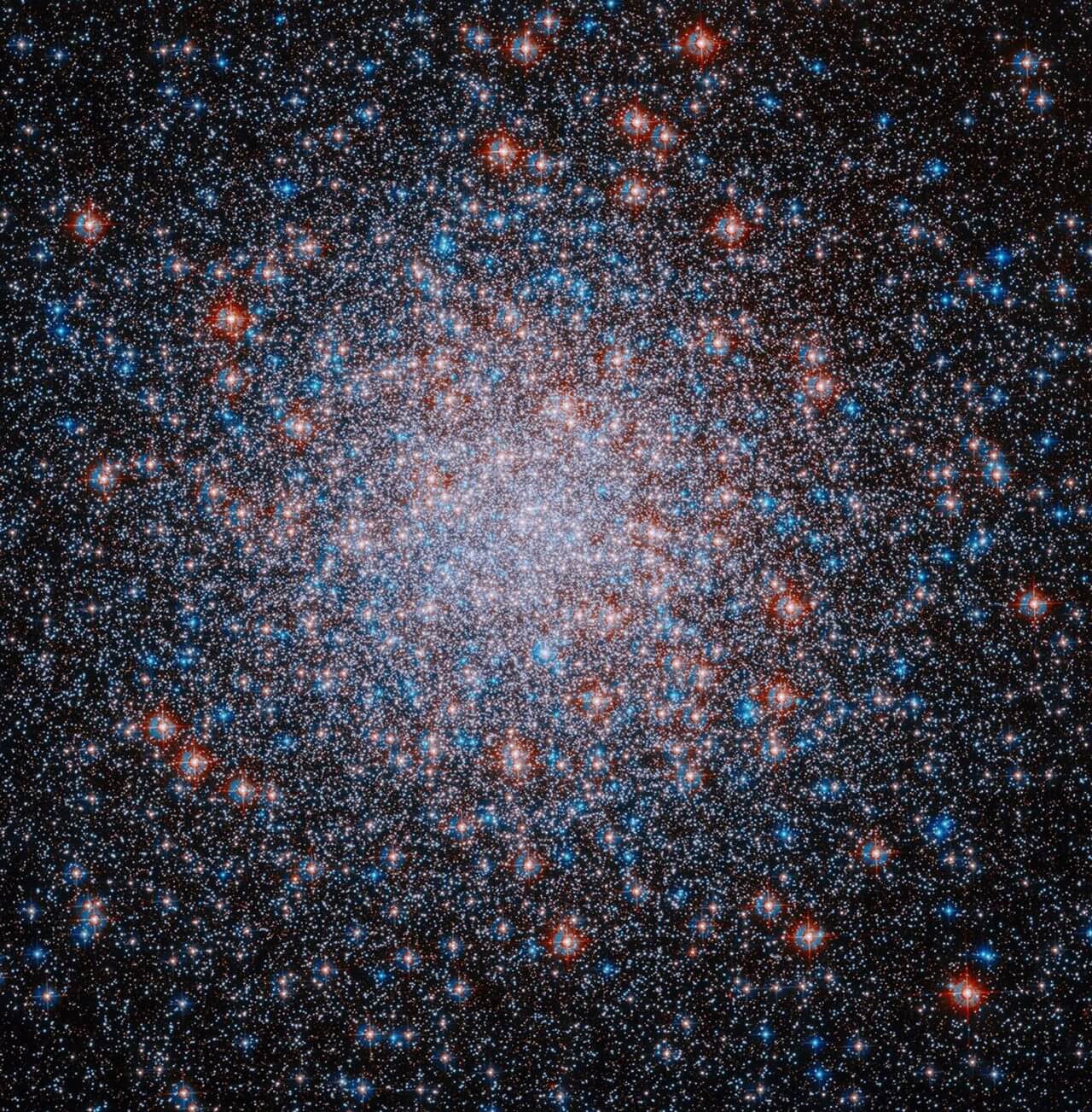 50万の星々が輝く巨大な星団 ハッブル宇宙望遠鏡が観測した球状星団「M3(メシエ3)」