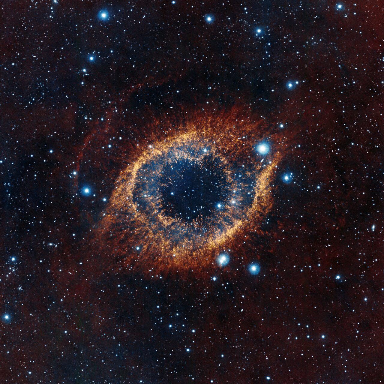 太陽の未来を予感させる“宇宙の目”　赤外線で観測した惑星状星雲「らせん星雲」の姿