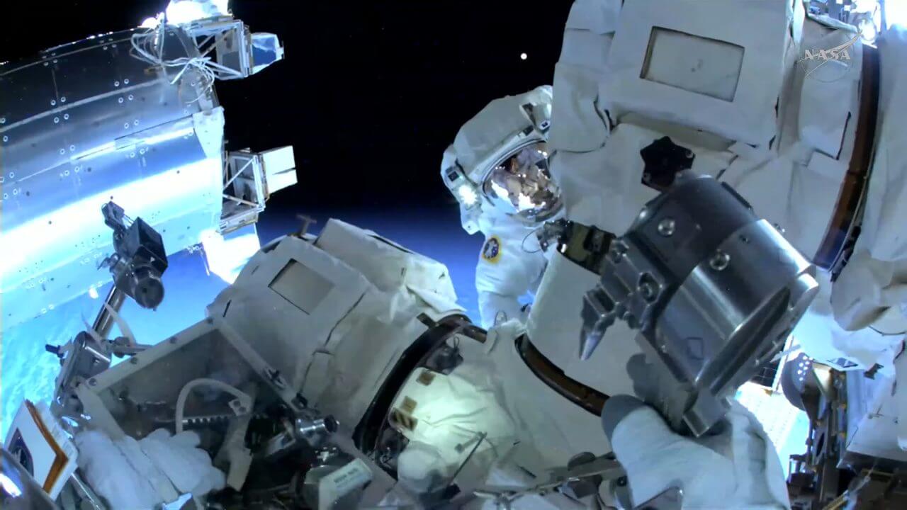 ISSでNASAの宇宙飛行士2名が通算280回目の船外活動を実施 カナダアーム2の関節を交換 2 宇宙服のカメラで捉えた船外活動の様子。NASAの公式ライブ配信から引用(Credit: NASA)