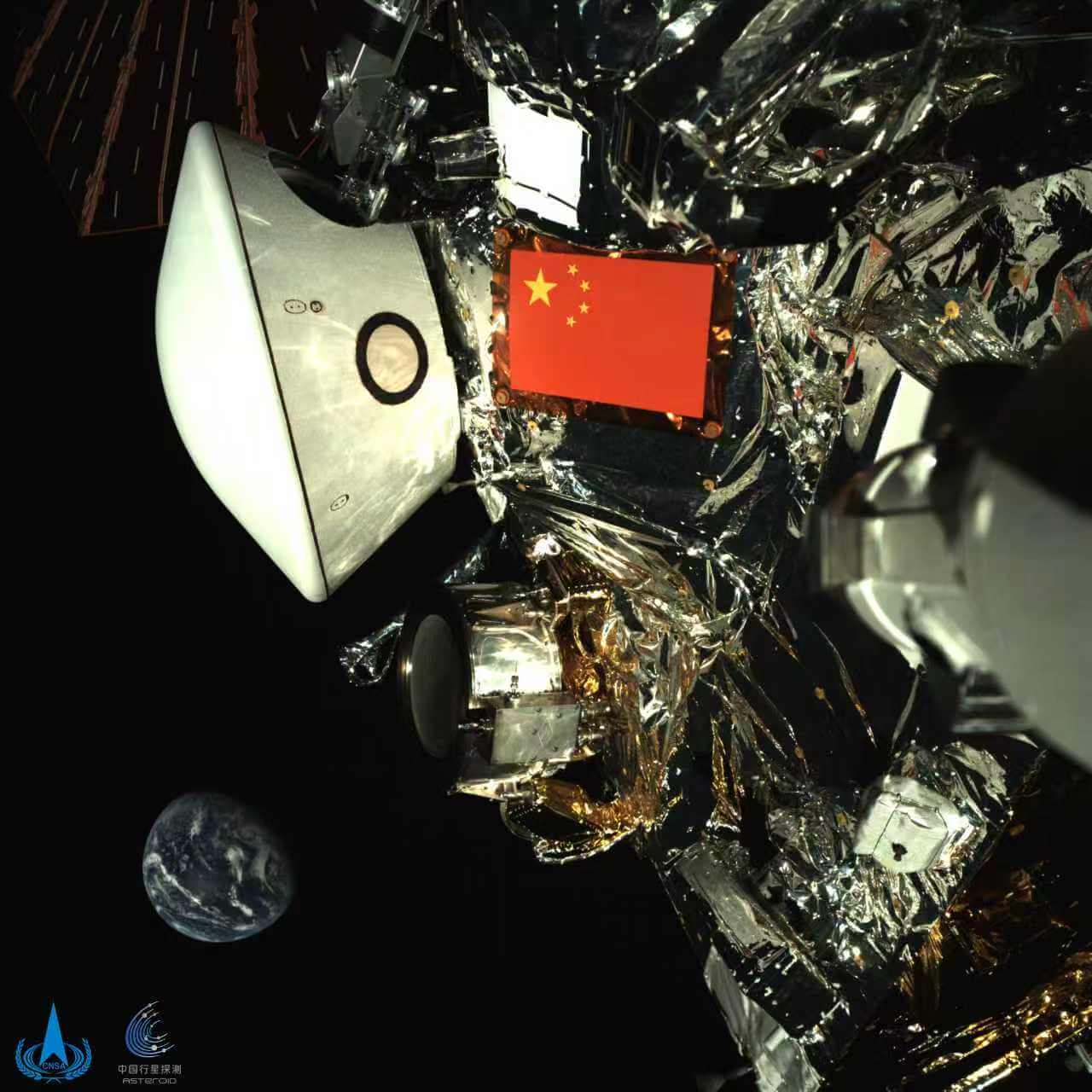 中国の小惑星探査機「天問2号」が撮影した地球。白い帰還カプセルが写っている。2025年10月1日公開（Credit: CNSA）