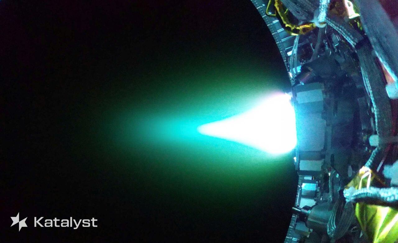 NASA天文衛星「スウィフト」軌道上昇実施に向けて宇宙機「LINK」の試運転が進行中 3 無人宇宙機LINKのカメラで2026年7月8日に撮影されたホールスラスター噴射時の様子(Credit: Katalyst Space)