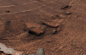 火星の大地に広がるかつてない規模の“ハチの巣模様”　NASA探査車キュリオシティが遭遇