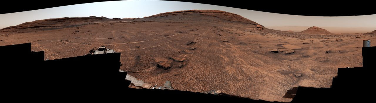 火星の大地に広がるかつてない規模の“ハチの巣模様” NASA探査車キュリオシティが遭遇 2 NASAの火星探査車「キュリオシティ(Curiosity)」が2026年6月に撮影した、「Valle Grande」の360度パノラマ。冒頭の画像は中央付近をトリミングしたもの(Credit: NASA/JPL-Caltech/MSSS)