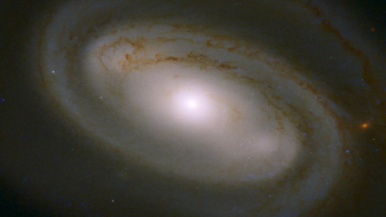 滑らかな渦巻構造が美しい ハッブルが撮影した棒渦巻銀河「NGC 3895」
