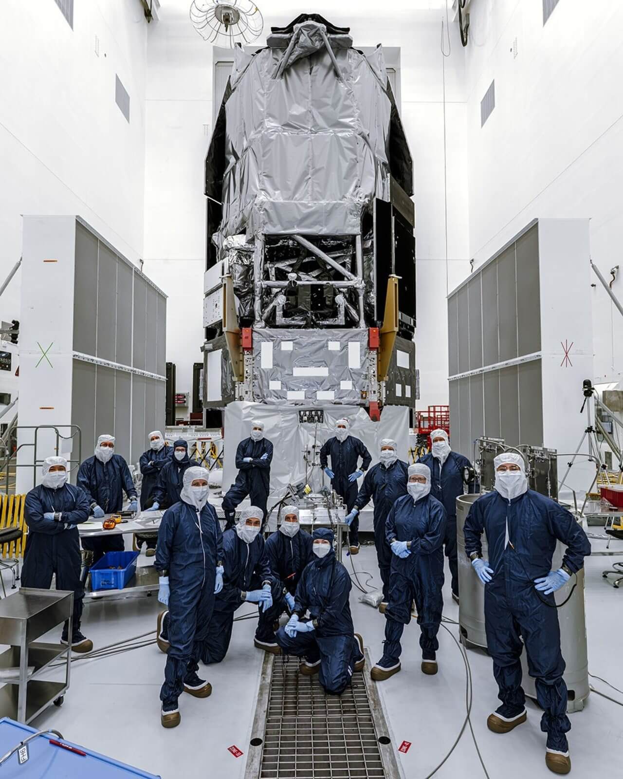 推進剤充填前に記念撮影が行われたナンシー・グレース・ローマン宇宙望遠鏡。2026年7月20日撮影（Credit: NASA/Sydney Rohde (Rocz)）