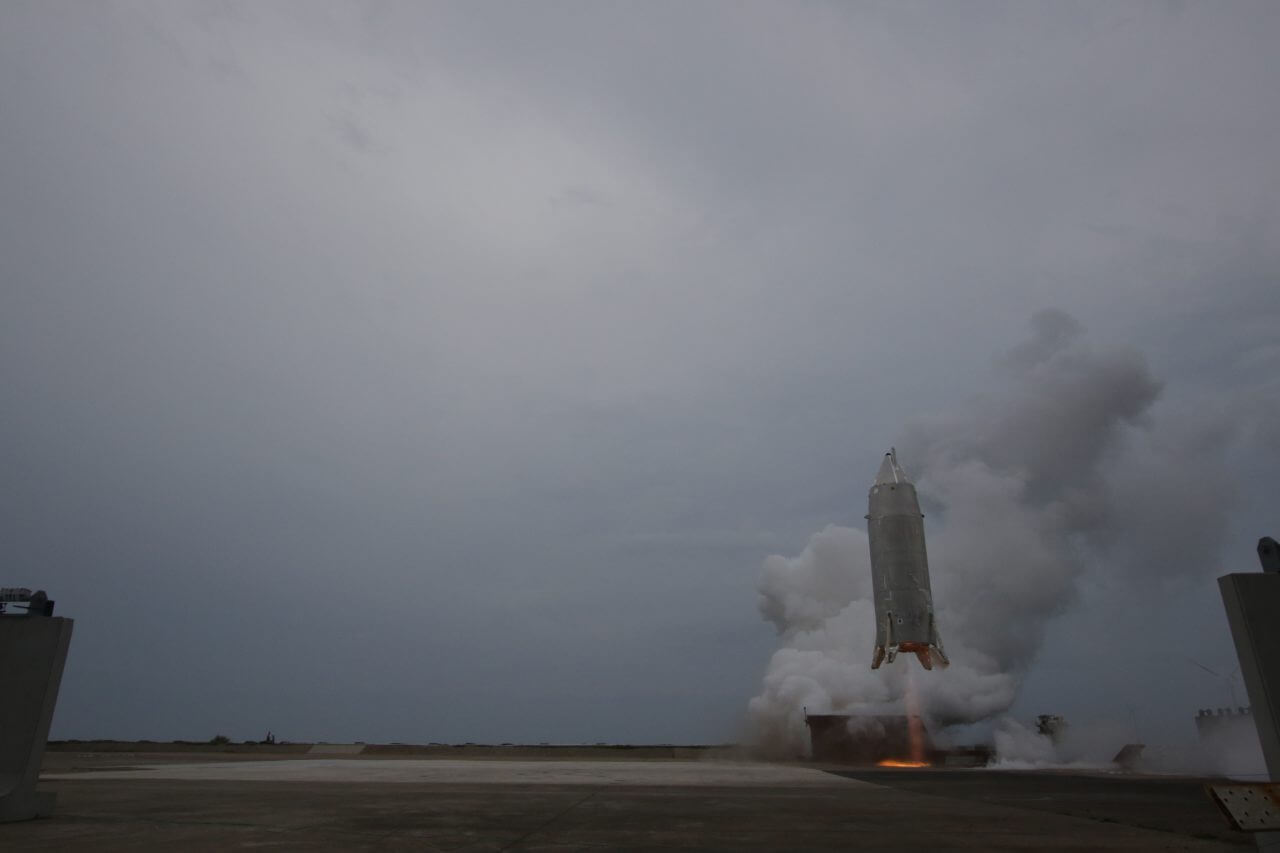 JAXAの小型実験機「RV-X」が約40秒の飛行試験を実施 基幹ロケット再使用化への新たな一歩 2 2026年7月11日に能代ロケット実験場で実施された飛行試験にて上昇を始めたJAXAの小型実験機「RV-X」(Credit: JAXA)
