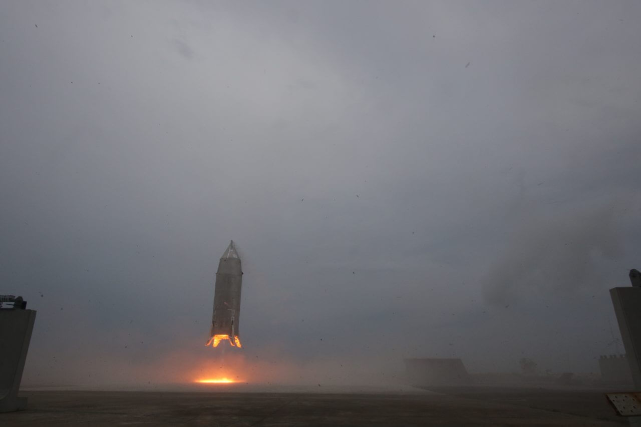 JAXAの小型実験機「RV-X」が約40秒の飛行試験を実施 基幹ロケット再使用化への新たな一歩 4 2026年7月11日に能代ロケット実験場で実施された飛行試験にて降下するJAXAの小型実験機「RV-X」(Credit: JAXA)