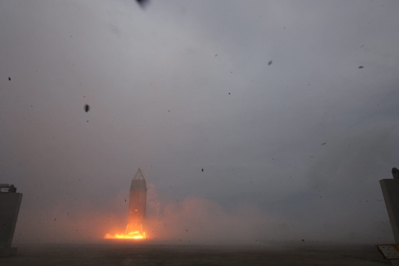 JAXAの小型実験機「RV-X」が約40秒の飛行試験を実施 基幹ロケット再使用化への新たな一歩 5 2026年7月11日に能代ロケット実験場で実施された飛行試験にて着陸するJAXAの小型実験機「RV-X」(Credit: JAXA)