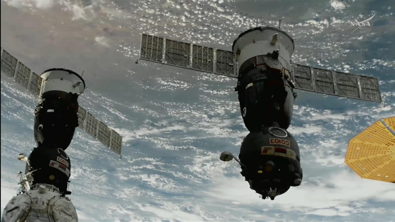 ISS（国際宇宙ステーション）を離れるロシアの宇宙船「Soyuz MS-28」（右）。NASAの公式ライブ中継から引用（Credit: NASA）