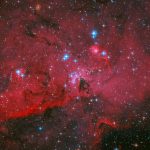 赤と青のコントラストが美しい領域　ハッブル宇宙望遠鏡が観測した星形成領域「LH 95」