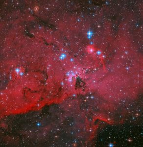赤と青のコントラストが美しい領域 ハッブル宇宙望遠鏡が観測した星形成領域「LH 95」