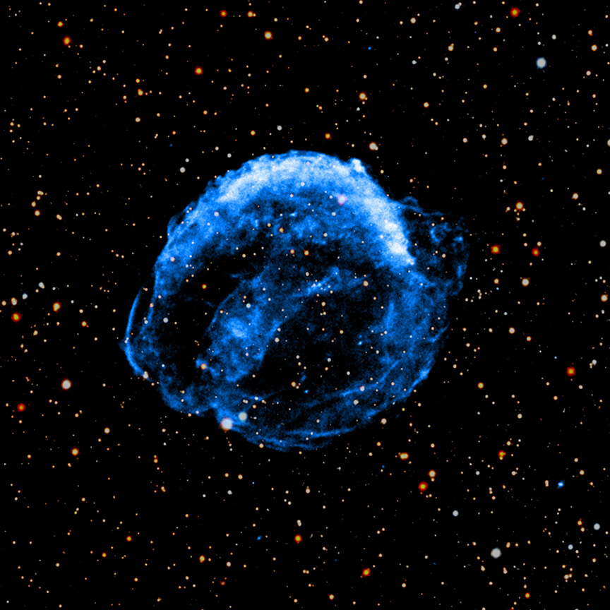 チャンドラ（Chandra）X線宇宙望遠鏡が観測した「ケプラーの超新星（SN 1604）」の残骸。X線の観測データと地上の望遠鏡で撮影した背景の星空を合成したもの（Credit: X-ray: NASA/CXC/SAO; Optical: Pan-STARRS）