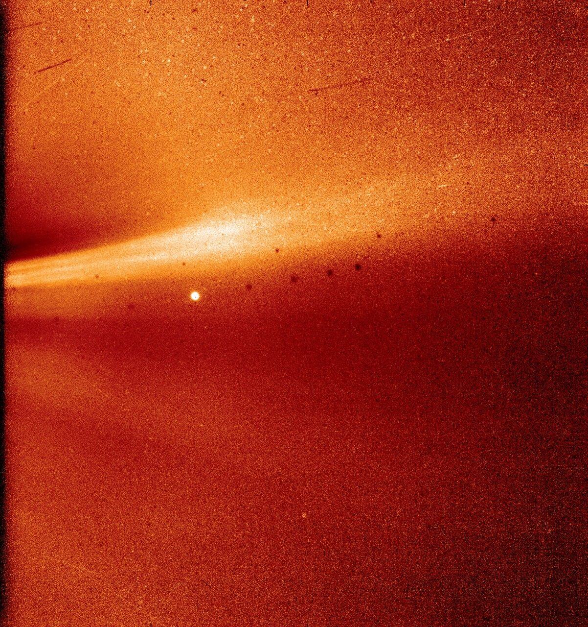 太陽の「コロナ・ストリーマー」 その傍らに小さく輝く水星