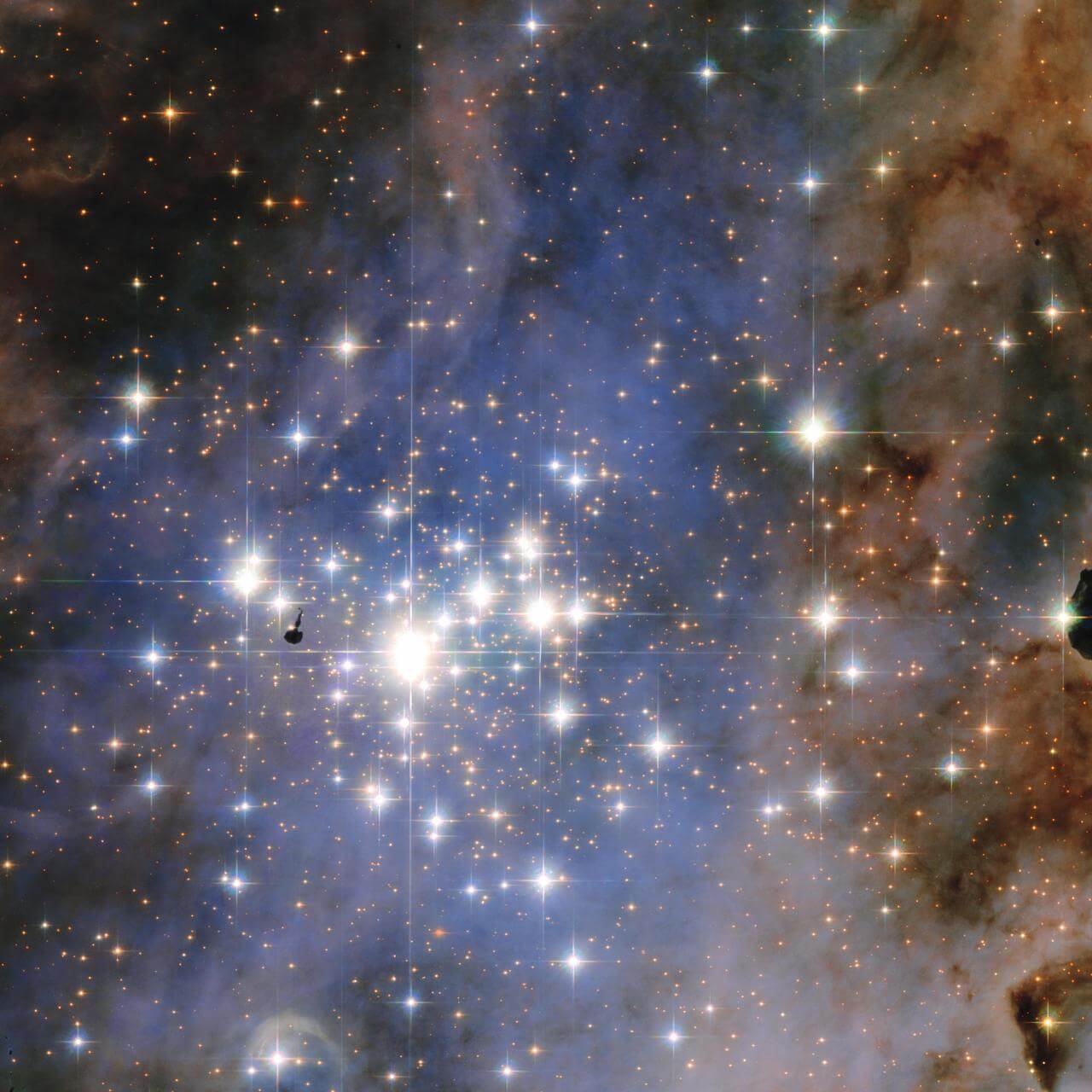 図1:地球と同じように、星々にも星震と呼ばれる”地震”があり、大質量の星は低い周波数で振動します。これは宇宙望遠鏡「ハッブル」がとらえた散開星団トランプラー14で、天の川銀河で最も光度が高く重い星のひとつも含まれています。(Credit: NASA/STScI)