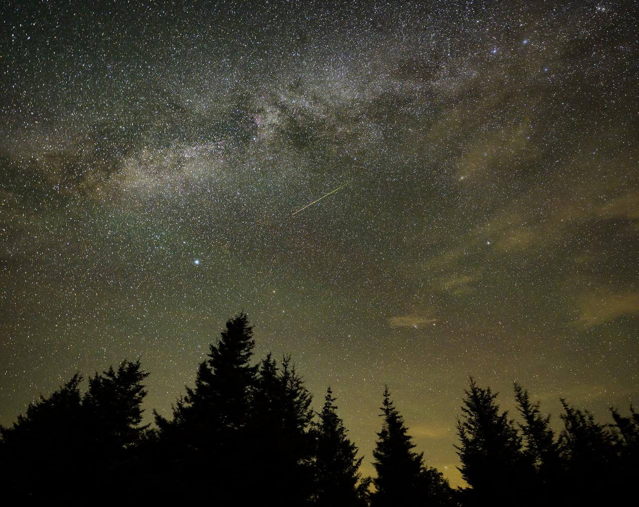 図2:天の川銀河の星々は、それぞれに特有の音で“音楽”を奏でています。映像はペルセウス座流星群出現時にアメリカで撮影された天の川銀河。画面を横切る流星もとらえられています。(Credit: NASA/Bill Ingalls)