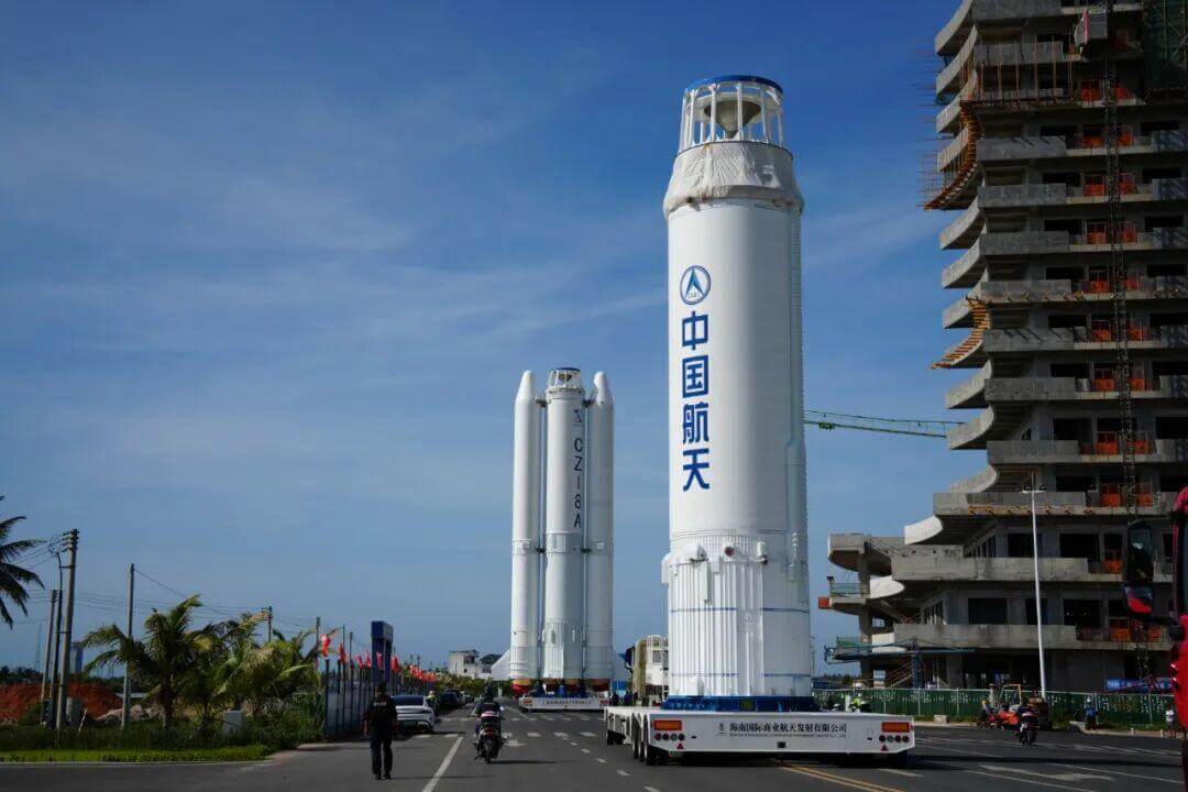 海南商業航天発射場で垂直輸送される長征8号甲ロケット(Credit: 陈江梅 / CASC)