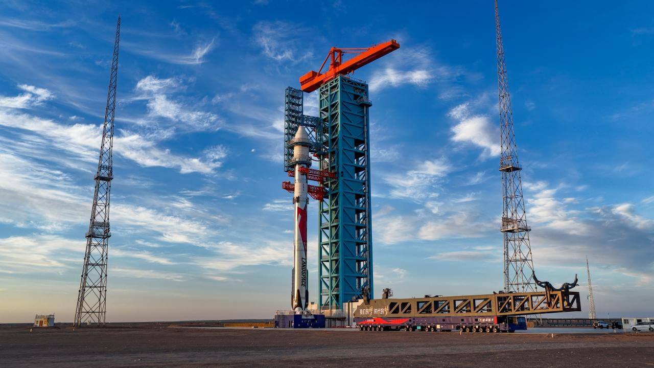 ランドスペース「朱雀3号」打ち上げ成功 中国初のロケット第1段陸上回収を達成 2 発射台に設置された打ち上げ前の「朱雀3号」遥2(Credit: LandSpace)