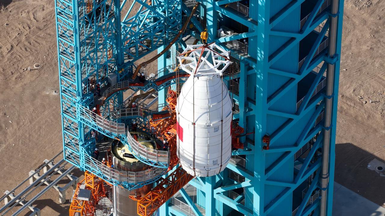 ランドスペース「朱雀3号」打ち上げ成功 中国初のロケット第1段陸上回収を達成 3 発射台で「朱雀3号」遥2の機体上部に結合される、衛星を収容したフェアリング(Credit: LandSpace)