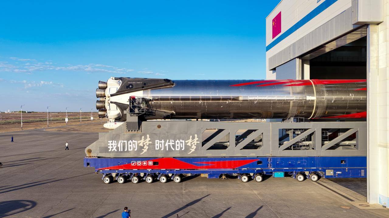 ランドスペース「朱雀3号」打ち上げ成功 中国初のロケット第1段陸上回収を達成 4 移送台車で運ばれる「朱雀3号」の第1段。機体後部には9基のエンジンが確認できる(Credit: LandSpace)
