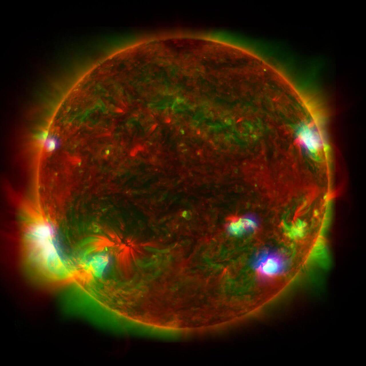図4:われわれの主星である太陽は、超高温のガスのかたまりです。半径は70万kmに達し、中心部で発生した熱が外側の層に運搬されるまで数十万年かかるといわれます。映像は、NASAのX線宇宙望遠鏡「NuStar」と太陽観測衛星「SDO」、JAXAの太陽観測衛星「ひので」がとらえたX線や紫外線のデータにより作成されました。(Credit: NASA/JPL-Caltech/JAXA)