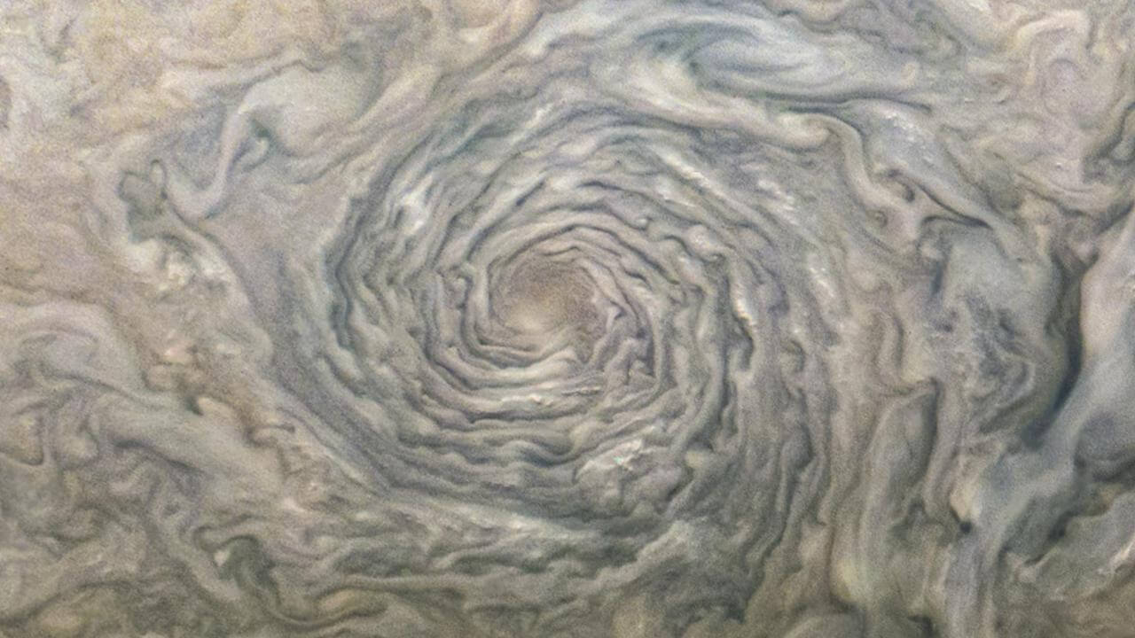 木星の「北北北北温帯縞」で渦巻く幅約2000kmのサイクロン