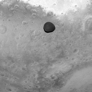 火星の衛星「ダイモス」の巨大な窪地と滑らかな表面はたった1回の衝突で形成された？