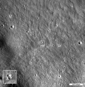 スペースX「ファルコン9」上段が月面に衝突　形成されたクレーターをNASA月周回衛星が撮影
