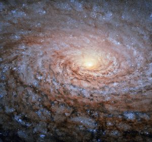 謎を秘めた“宇宙のひまわり”　ハッブル宇宙望遠鏡が観測した渦巻銀河「M63」