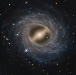 ハッキリした棒状構造とあいまいな渦巻腕　ハッブルが観測した棒渦巻銀河「NGC 5335」