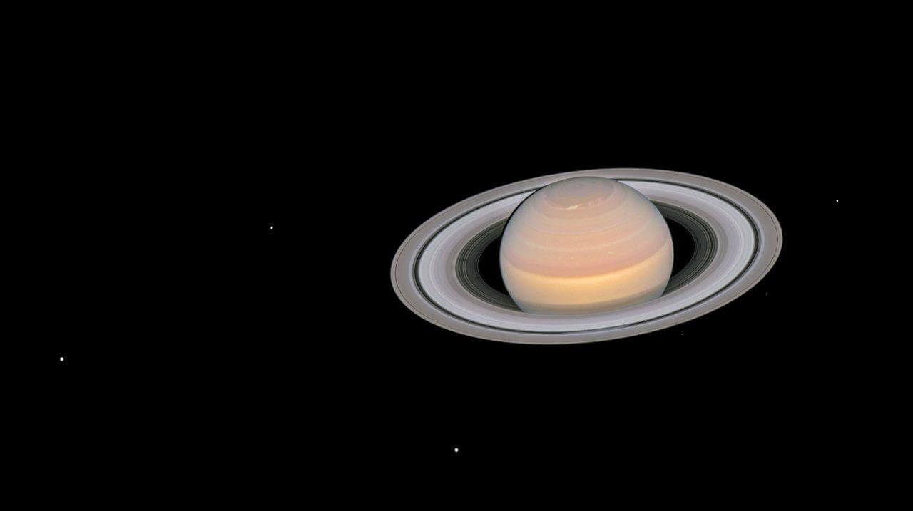 土星の周囲に浮かぶ小さな点のような衛星 いくつ見つけられる?