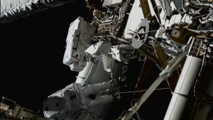 ISSでNASAの宇宙飛行士2名が船外活動を実施 新型太陽電池の増設に向けた準備作業