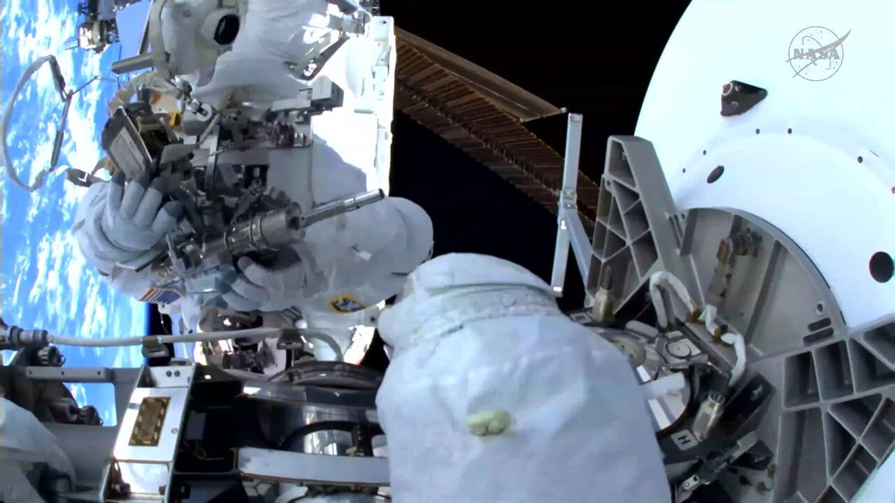 ISSでNASAとESAの宇宙飛行士が船外活動を実施 アンテナの交換を目指すも取り付けは次回へ 2 Sophie Adenot宇宙飛行士の宇宙服に取り付けられているカメラが捉えた船外活動中の様子。正面にAnil Menon宇宙飛行士の姿が写っている。NASAの公式ライブから引用(Credit: NASA)