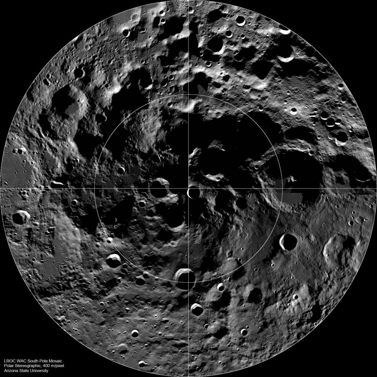 NASAの月周回衛星「LRO(ルナー・リコネサンス・オービター)」の観測データを使って作成された月の南極域の画像(Credit: NASA/GSFC/Arizona State University)