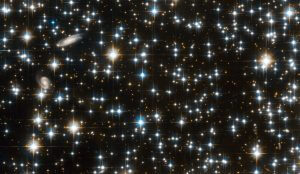 本来よりも若く見える白色矮星たち ハッブル宇宙望遠鏡が観測した散開星団「NGC 6791」
