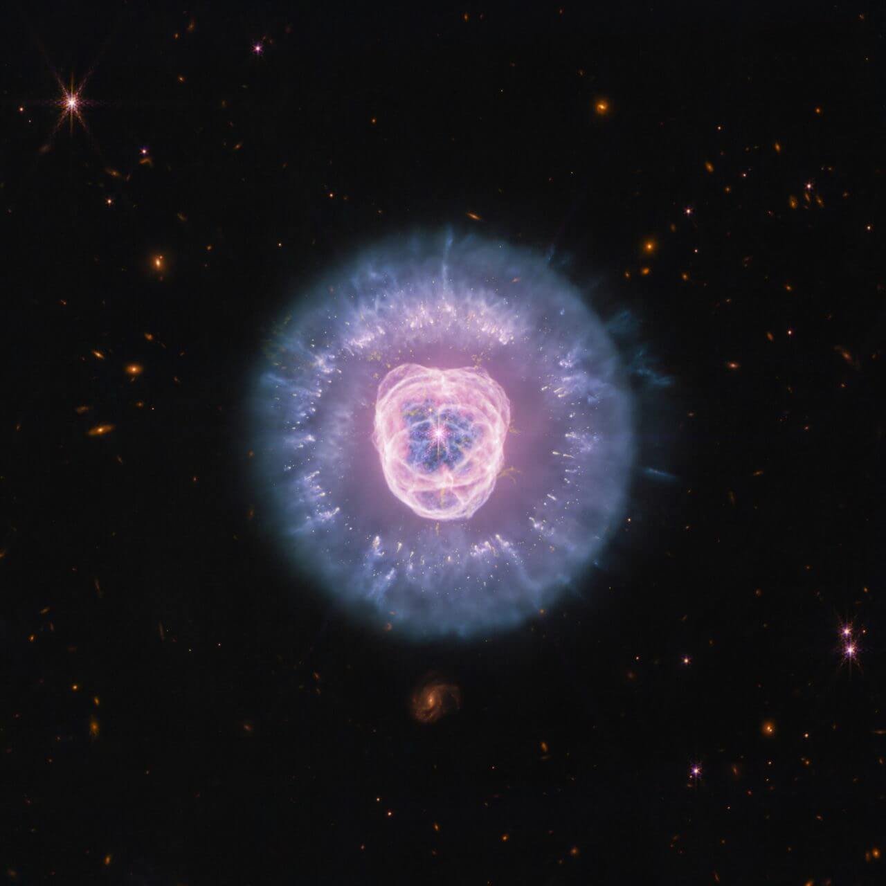 まるで凛々しい百獣の王 ウェッブ宇宙望遠鏡が観測した惑星状星雲「NGC 2392」