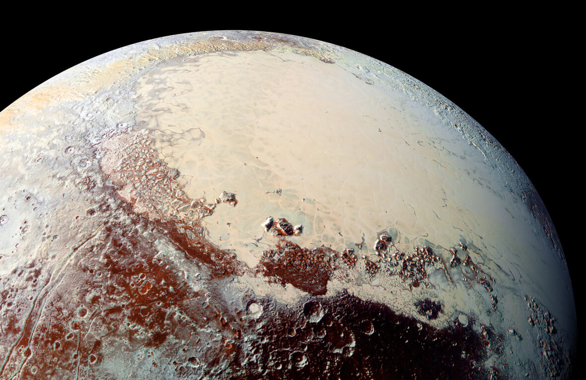 冥王星表面の不思議な模様は液体窒素の流出跡? スプートニク平原は現在も更新され続けている可能性 2 NASAの探査機「ニュー・ホライズンズ(New Horizons)」が観測した冥王星のスプートニク平原。赤みを帯びた他の地域とは異なり、クレーターがみられない(Credit: NASA/Johns Hopkins APL/SwRI)