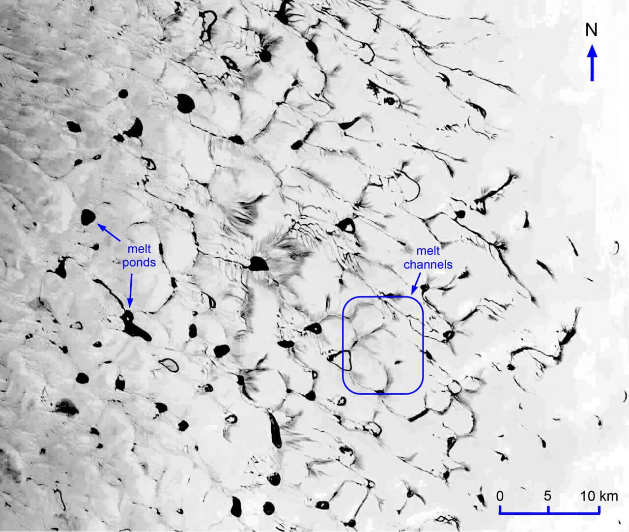 冥王星表面の不思議な模様は液体窒素の流出跡? スプートニク平原は現在も更新され続けている可能性 4 NASAの地球観測衛星「ランドサット9」が観測したグリーンランドの氷床。氷や雪が溶けて水になることで生じた地形と、冥王星のスプートニク平原北端にみられる特徴が類似している(Credit: NASA/Johns Hopkins APL/SwRI)