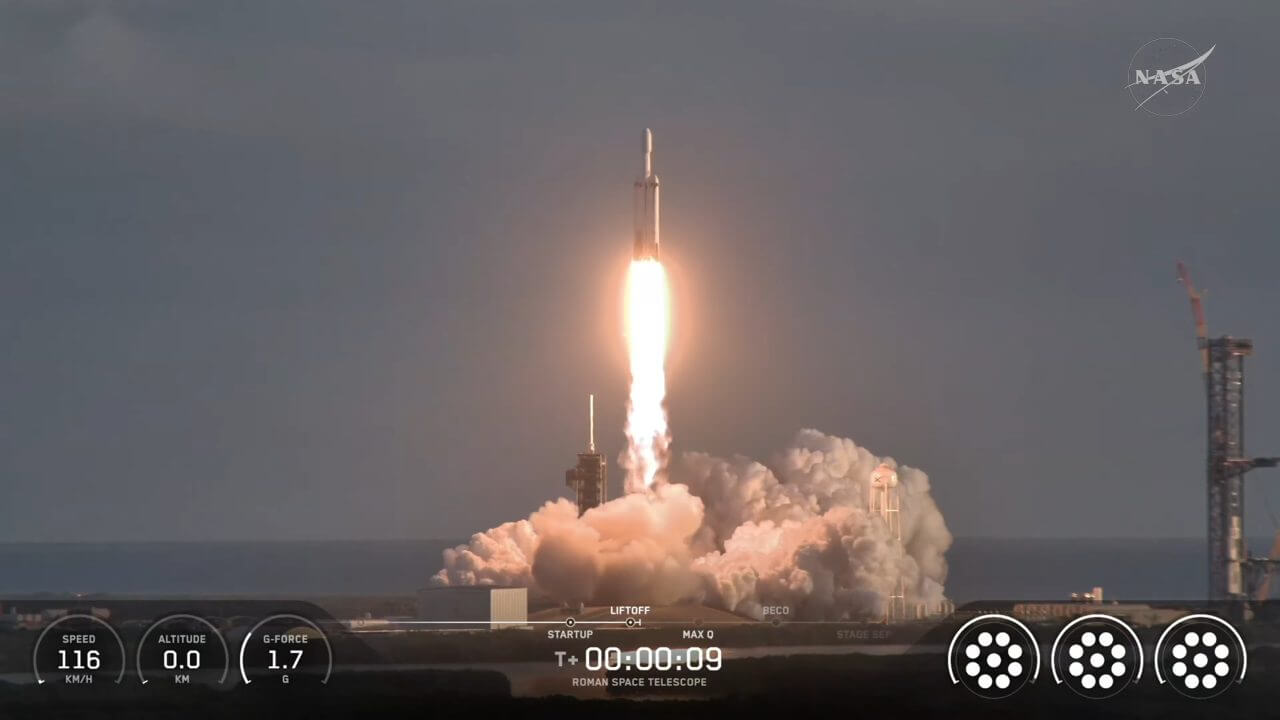 ナンシー・グレース・ローマン（Nancy Grace Roman）宇宙望遠鏡を搭載して打ち上げられたファルコンヘビー（Falcon Heavy）ロケット。NASAの公式ライブから引用（Credit: NASA）