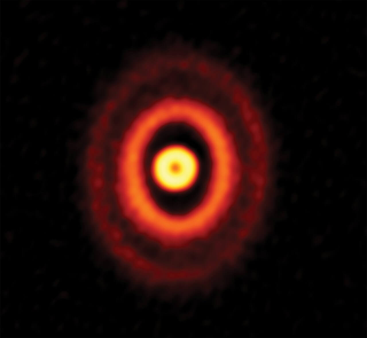 ALMA（アルマ望遠鏡）で観測した「オリオン座GW星」を取り巻く3つのリング。一番内側のリングはほぼ正面から、外側の2つのリングはやや傾いた角度から見えているとされる。ここには写っていないが、オリオン座GW星はリングの中心に位置している（Credit: ALMA (ESO/NAOJ/NRAO), Bi et al., NRAO/AUI/NSF, S. Dagnello）