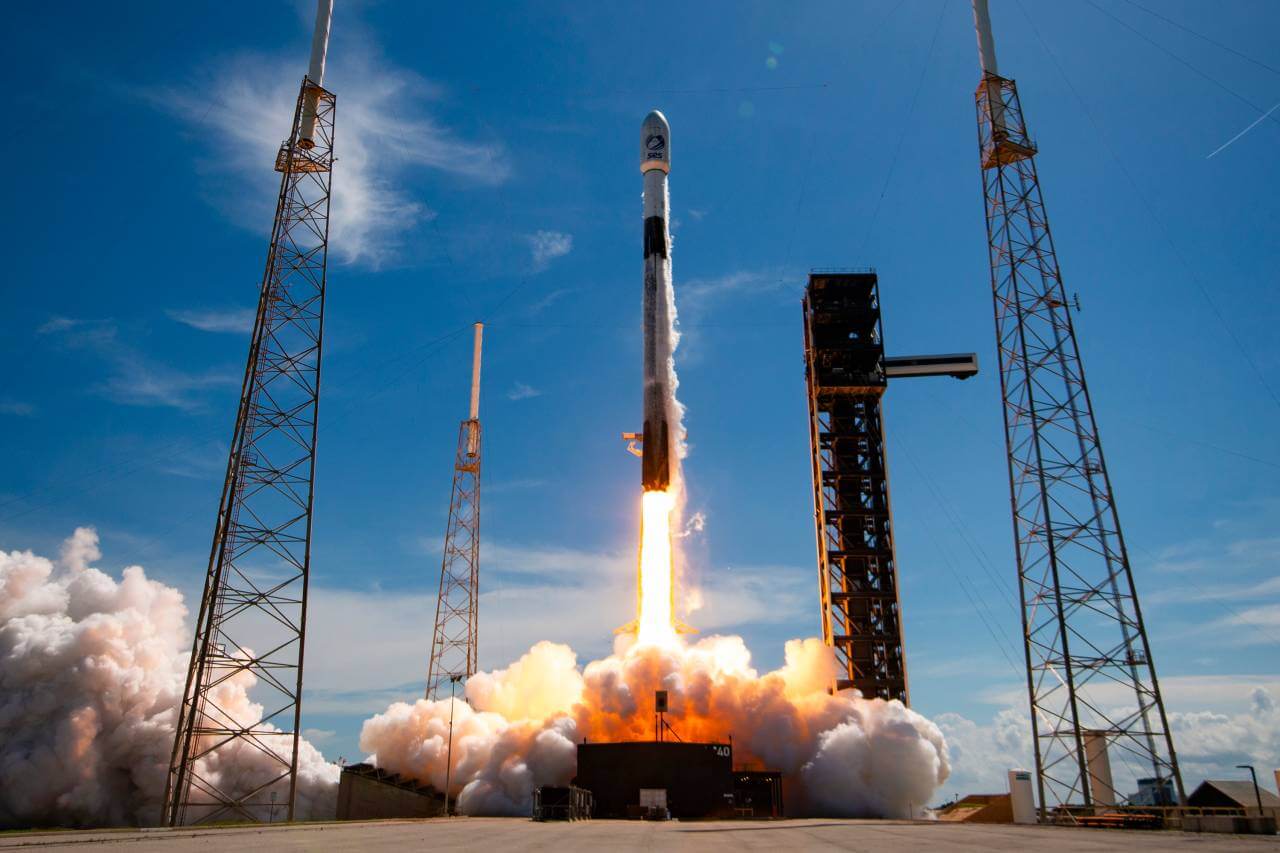 通信衛星「O3b mPOWER」11号機から13号機を搭載して打ち上げられるSpaceXの「Falcon 9」ロケット(Credit: SpaceX)