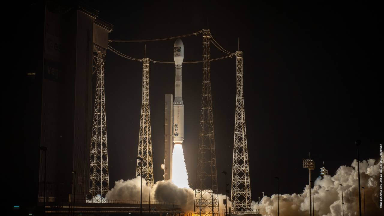 地球観測衛星「Sentinel-3C」と「FLEX」を搭載して打ち上げられた「Vega C」ロケット（Credit: ESA–S. Corvaja）